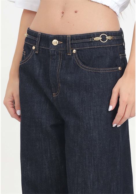 Jeans in denim blu scuro da donna con patch logata JUST CAVALLI | 77PAB5C4DW079LO1904